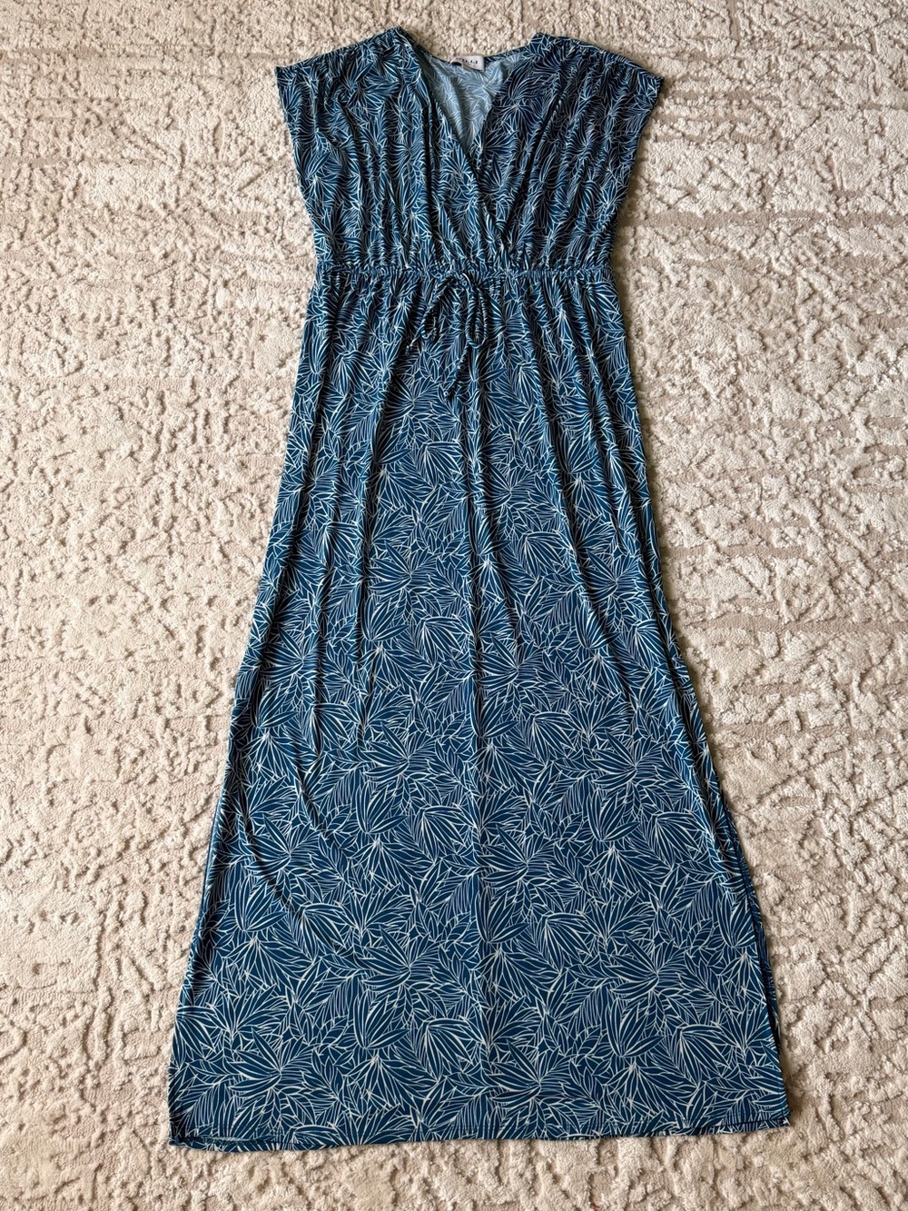 NWOT Gilli Teal Blue Leaf-Print Maxi Dress with V-Neck